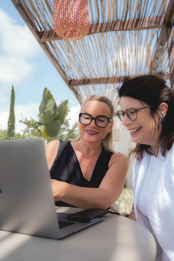 Heike Steuermann von Chancenreich gemeinsam mit einer Kundin am Laptop